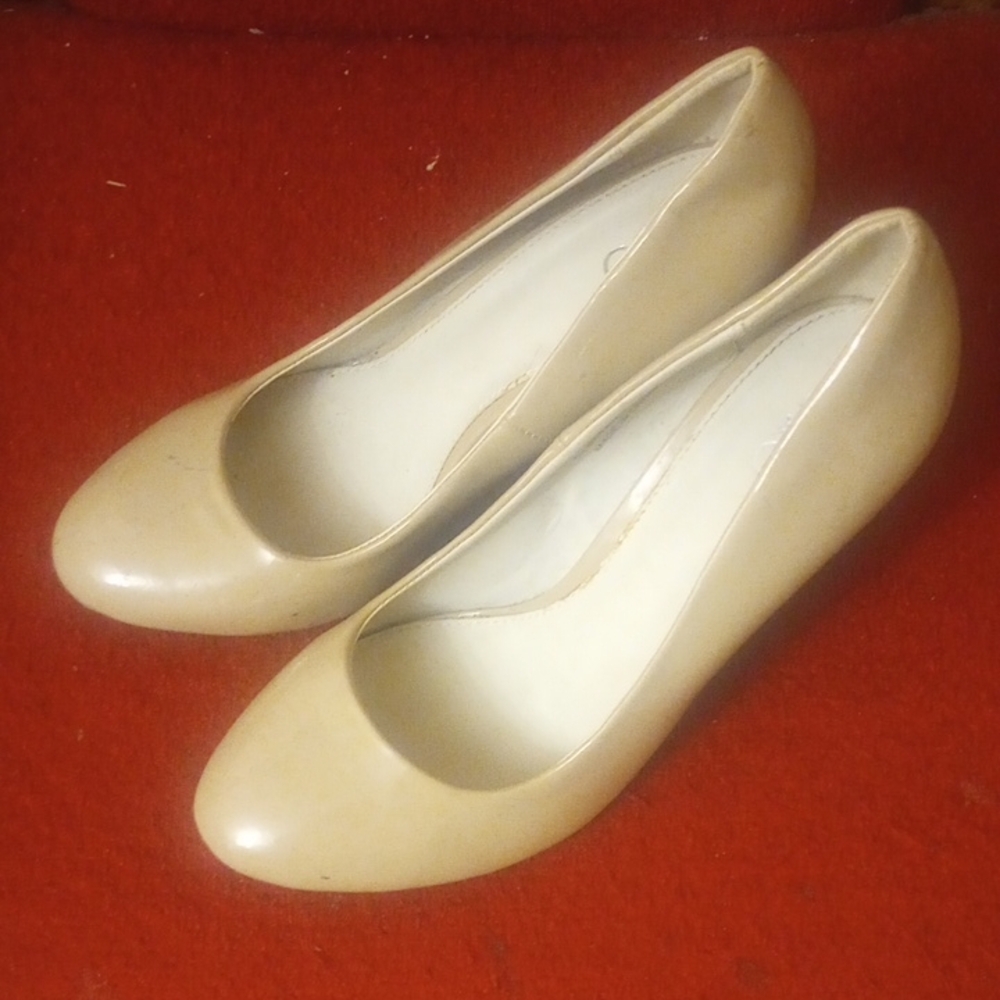 Elegant Cream Women's Pumps